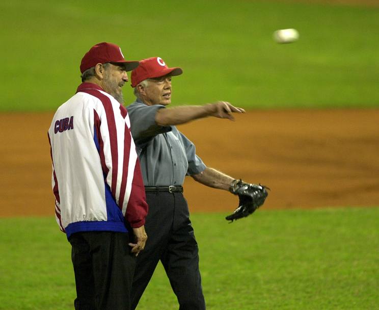 L&#39;ex presidente Jimmy Carter insieme Fidel Castro si riscaldano prima di lanciare il primo tiro durante una partita di baseball all&#39;Estadio Latinoamericano de L&#39;Avana a maggio 2002. AP